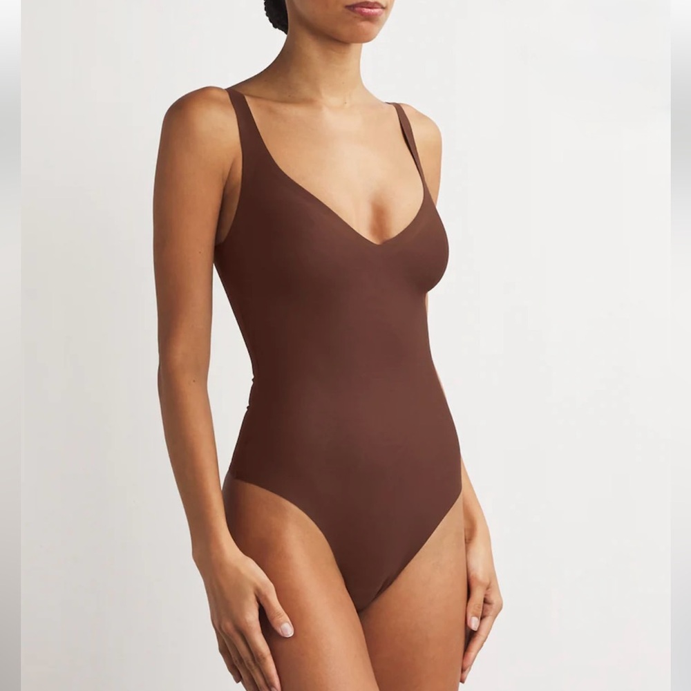 SKIMS
Unlined Plunge Thong Bodysuit size L Large in cocoa gently used